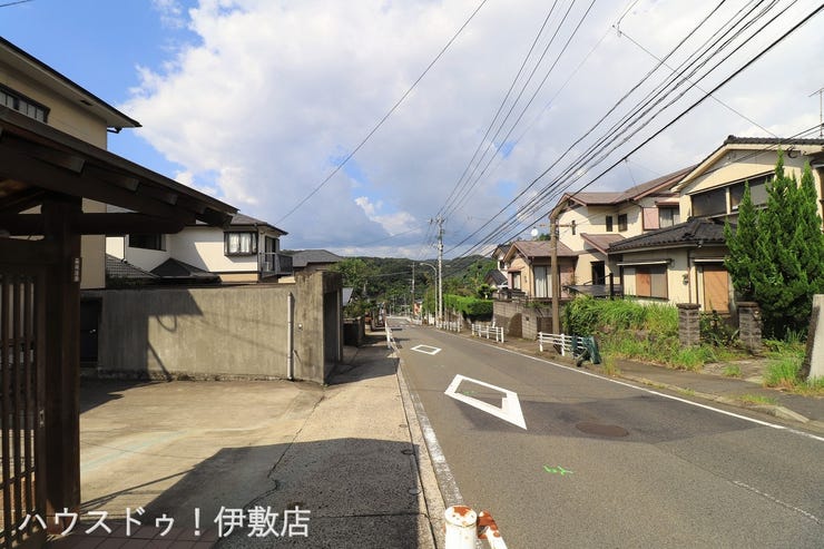 【前面道路】
西側前面道路、歩道付きの前面道路です