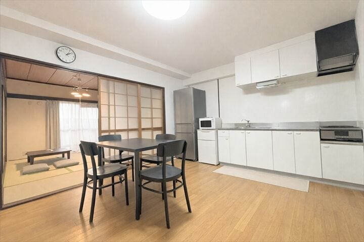 【ダイニングキッチン】
ダイニングキッチンと和室が隣接する、開放的な空間。
できた料理をすぐに食卓へ運べるのも嬉しいところです。