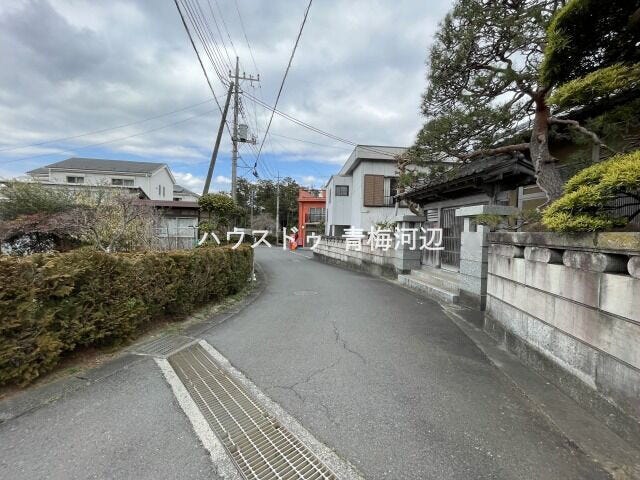 前面道路:幅員約4mの前面道路です。普通車が1台通れる幅となります。