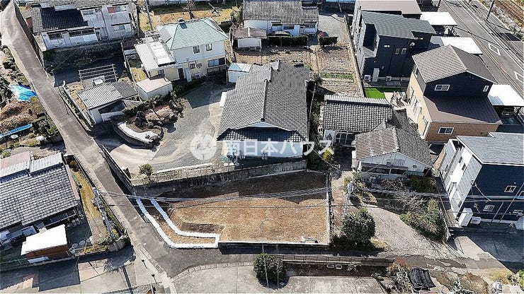 敷地形状や前面道路との位置関係、周辺街並みまでまとめて確認できる上空写真です。