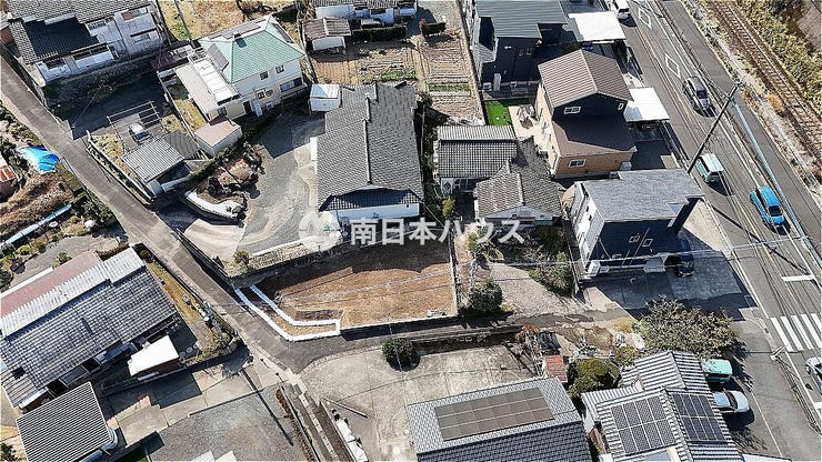 敷地全体の広がりや隣地との距離感、接道状況を俯瞰で確認しやすいカットです。