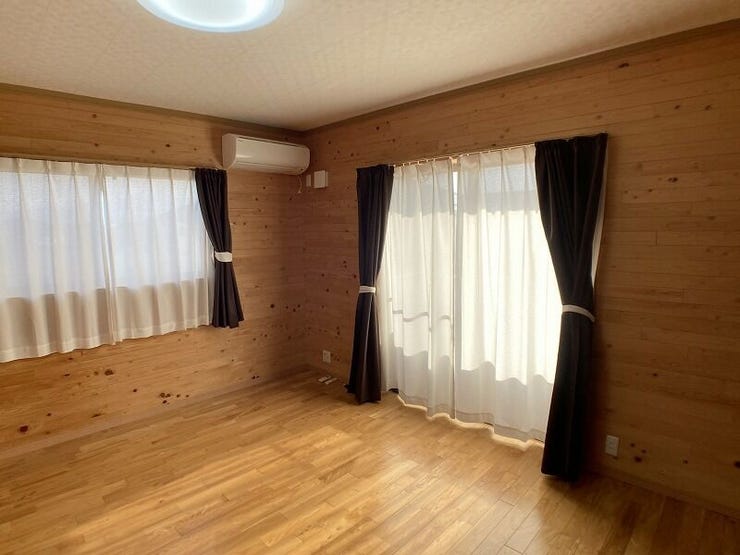 2階南東側洋室。南側の窓からはベランダに出られます。