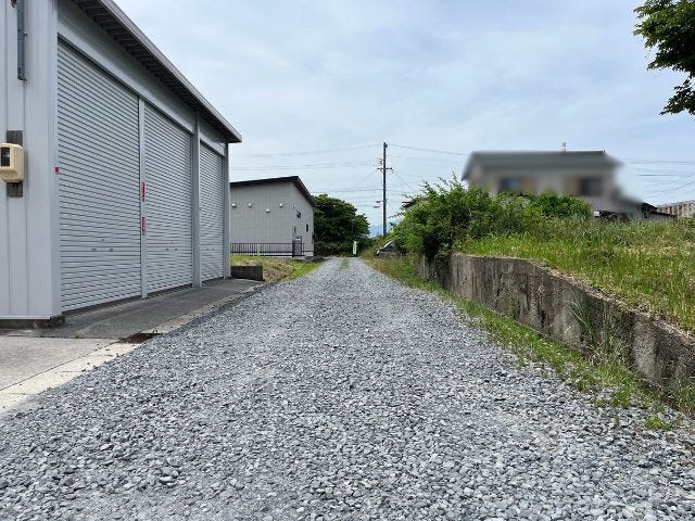 幅員約4.6mの前面道路です。普通車が1台通れる幅となります。交通量の少ない道路です。