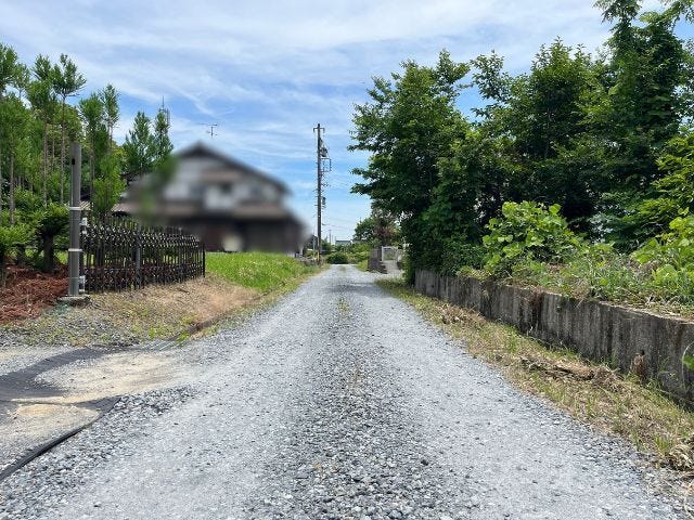 幅員約4.8mの前面道路です。車通りが少ないので駐車しやすい立地です。