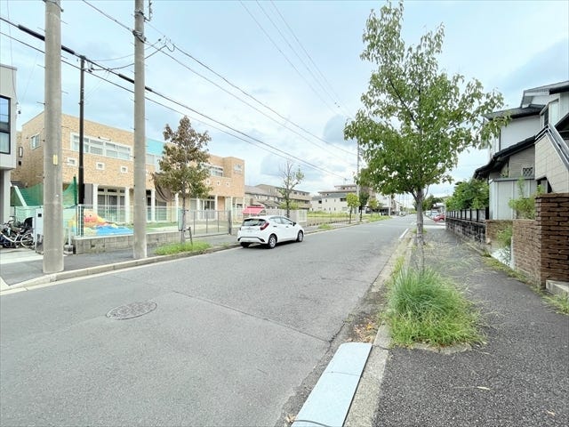 幅員約12mの前面道路です。広々としていて、街並みが開放的で圧迫感がありません。