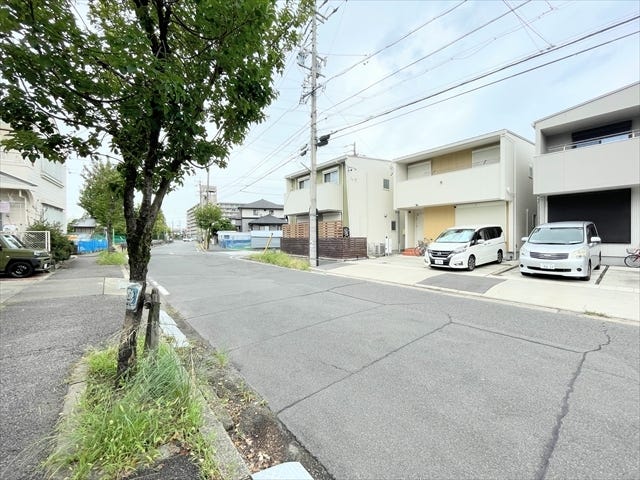 幅員約12mの前面道路です。引越し業者のトラックも問題なく停めて置くことが出来る道幅です。