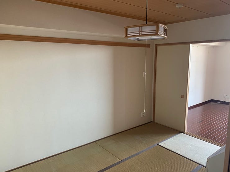 使い勝手のいいLDKに隣接した5.1畳の和室。直接寝転んでも腰への負担も少ないのでお昼寝スペースにもぴったり。防音にも優れている畳はお子様の遊び場としてもおすすめです。