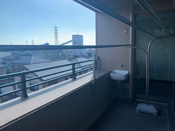 南面にはバルコニーが設置されています。あると嬉しい水栓付きで、週末には靴を洗ったり、夏にはバルコニーで水遊びも楽しめそうですね!