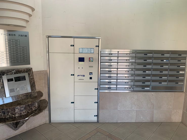 オートロック式のエントランスです。宅配ボックスの設置もあるので、不在時の宅配も安心して受け取れますね。綺麗に管理のされたエントランスです。