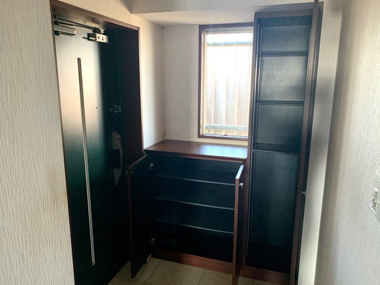 しっかりと換気のできる窓が設置された玄関スペース。北からの採光で、家全体が明るくなりますね!玄関棚の飾り棚もあると便利で、鍵を置いたりインテリアを楽しむ事もできますね。