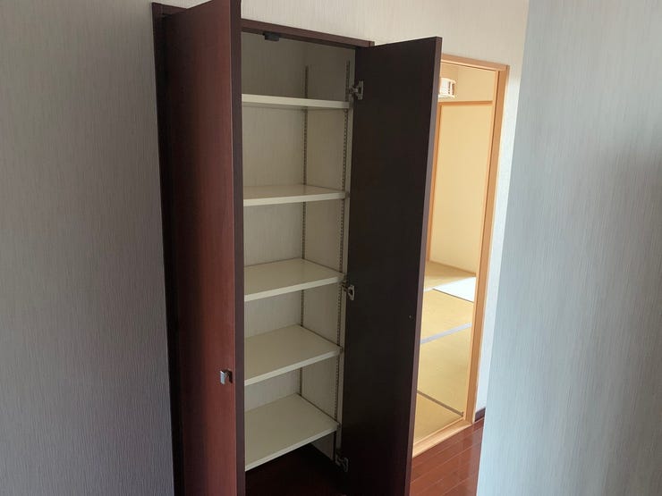 廊下収納には古紙や掃除グッズを収納したり、家族で共有してしようするものの収納スペースにもぴったり!