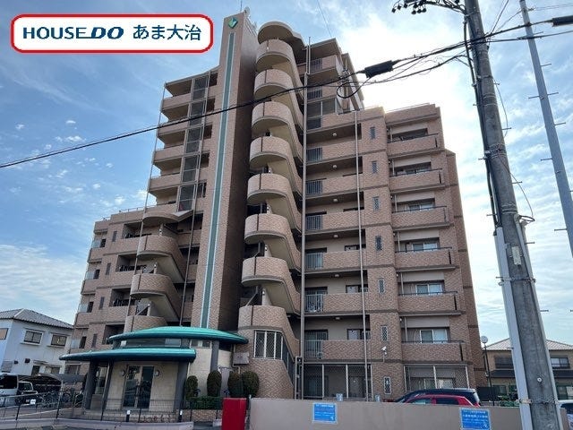 甚目寺南小学校まで徒歩8分。幹線道路にほど近い中萱津五反田エリアに、10階建ての中古マンションの登場です。4階部分に位置する南面にはバルコニーが設置された一室です。