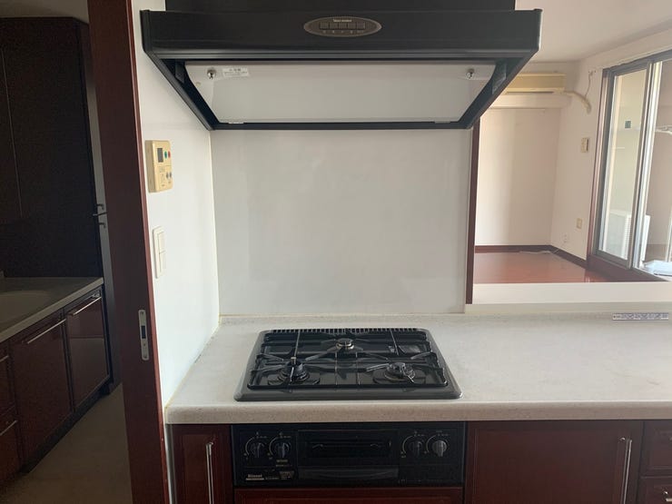 キッチン、洗面所、リビングがつながっています。回遊式で家事動線がスムーズです。