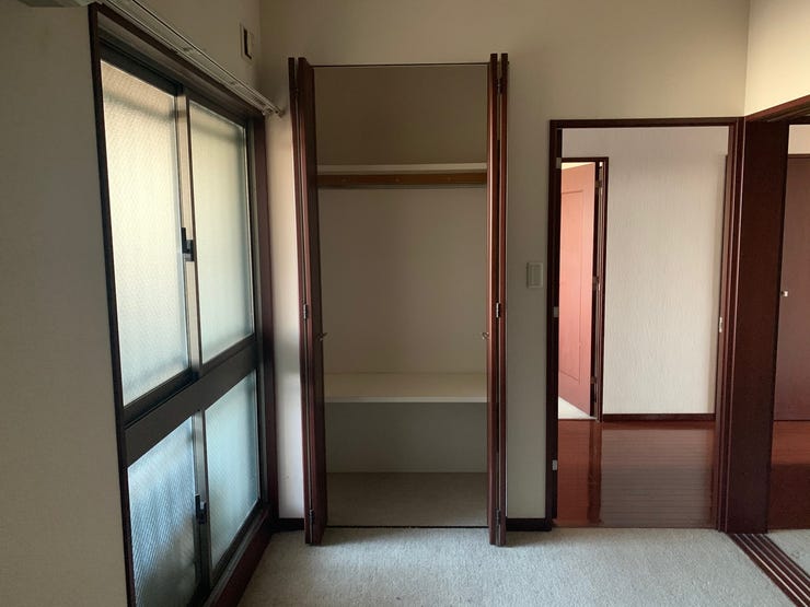 北側の窓は上下にわかれていて必要に応じてそれぞれを開け閉めできるのは便利ですね。