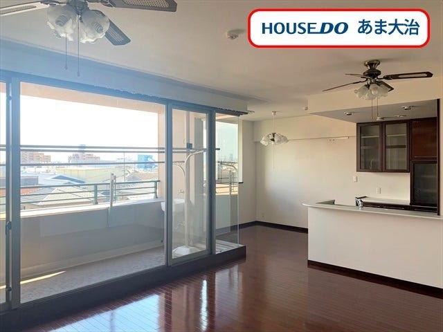 【リビング】
10階建て4階部分の4LDKです。天井から床までの大きな窓が設置された開放感のある21.7帖のLDK。リビングに向けて設置されたキッチンは家族との会話を楽しみながらも調理に専念できそうです!