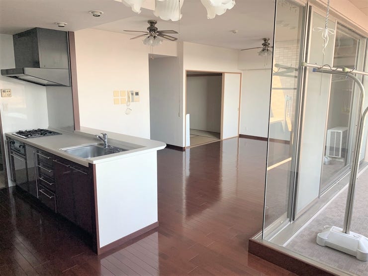 キッチンの南横スペースにはダイニングテーブルを設置するゆとりもありそうで、ダイニングスペースとリビングスペースをソーンニングして使用することができそうですね♪