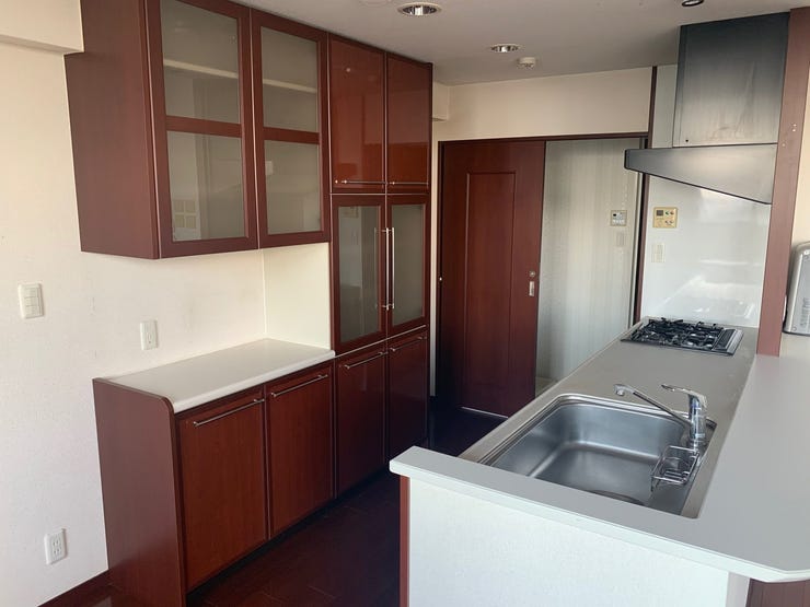 備え付けのカップボードは地震の際に倒れてくる心配もなく、安心して使用する事ができますね。建具、床材と同色のキッチン、カップボードを使用しているので見た目もすっきりとして落ち着く空間ですね。