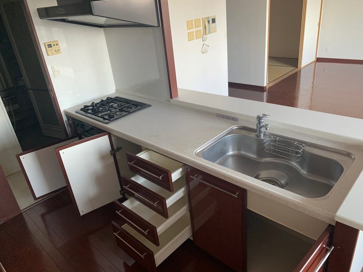 ゆとりのあるワークトップは気持ちにゆとりを持って調理を楽しめそうですね。三口ガスコンロなので一度に多種類の調理ができ、家事の時短にも◎