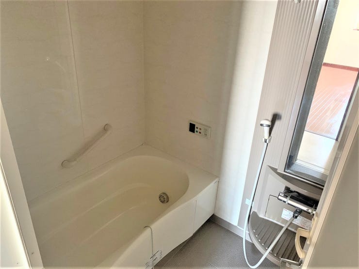 手すり付きの浴室は小さなお子様からご年配の方まで安心して入浴を楽しめそうです。