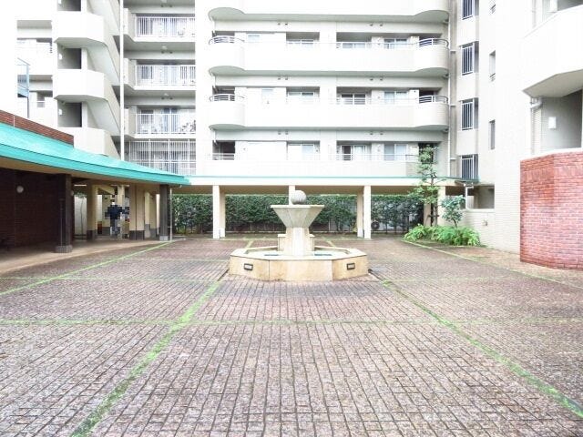 マンション中央に噴水のある豪華なエントランスです。