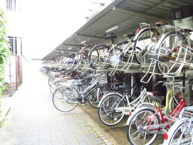 駐輪場です。タイヤの固定プレートが設置されていますので、自転車が倒れる心配がなく保管ができます。