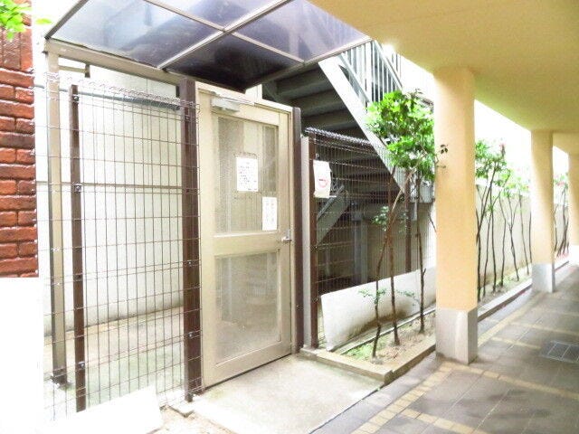 マンション敷地内から、駐車場へ繋がる扉です。駐車場から敷地内へ入る時には、鍵が必要です。
