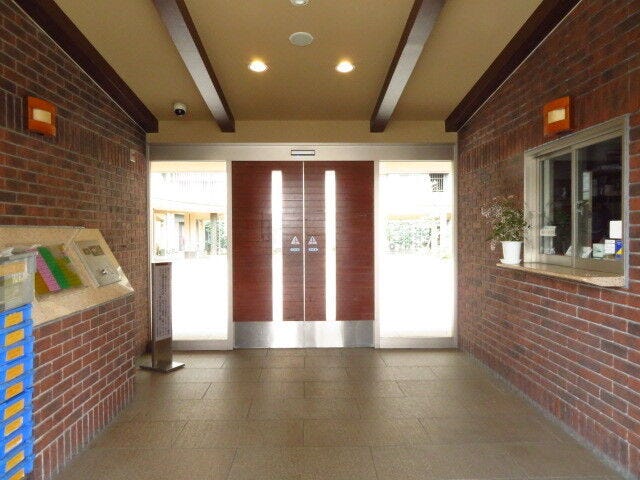 オートロック式マンションです。管理人室も向かいにあり、防犯面でも安心です。