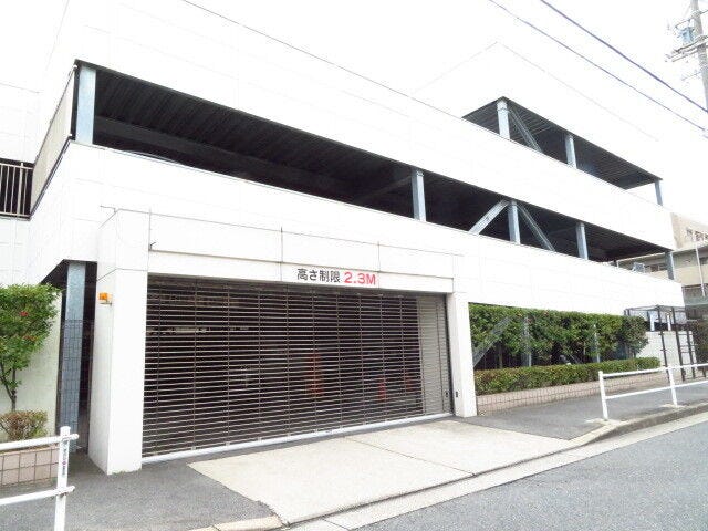 駐車場入り口です。シャッターが付いています。専用のリモコンが必要です。