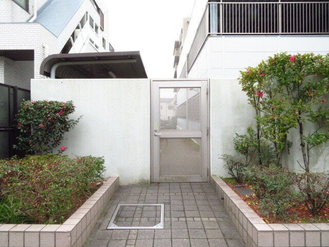 駐輪場の入口です。駐輪場に入る際にも鍵が必要となり、住人以外の人の出入りができない造りになっています。防犯面で安心ですね。
