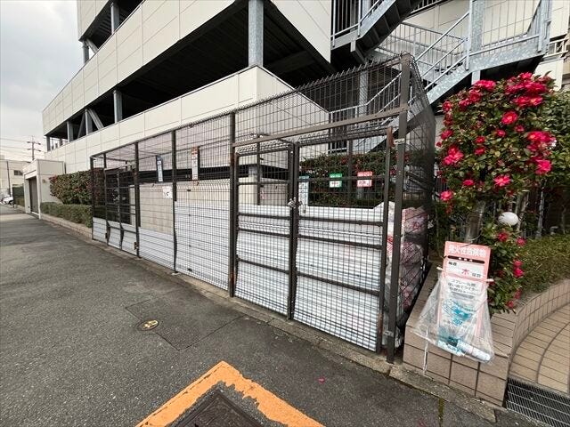マンション北側にあるゴミ置き場です。柵が設置されていますので、カラスから防ぐことができ、ゴミ出しトラブルなどの発生も防げます。