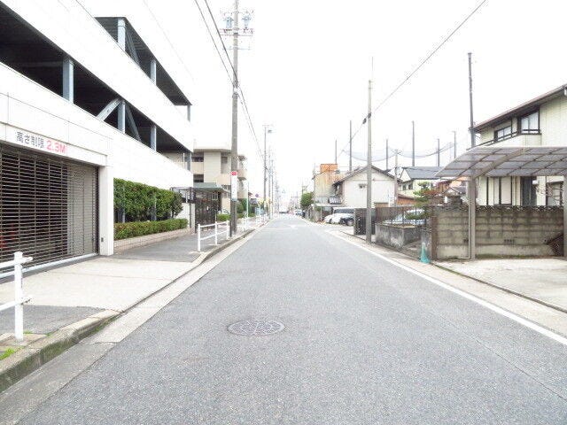 マンション北側前面道路です。