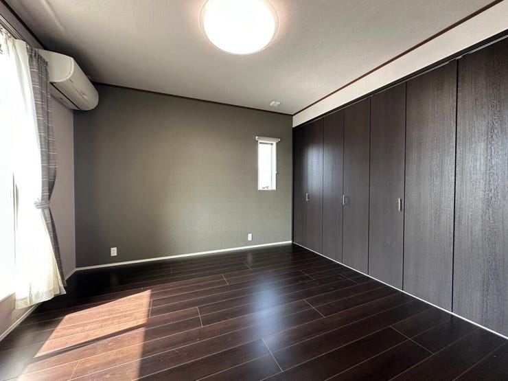 2階洋室8畳です。収納スペース豊富です。