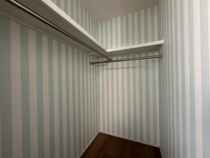 収納豊富なウォークインクローゼット。