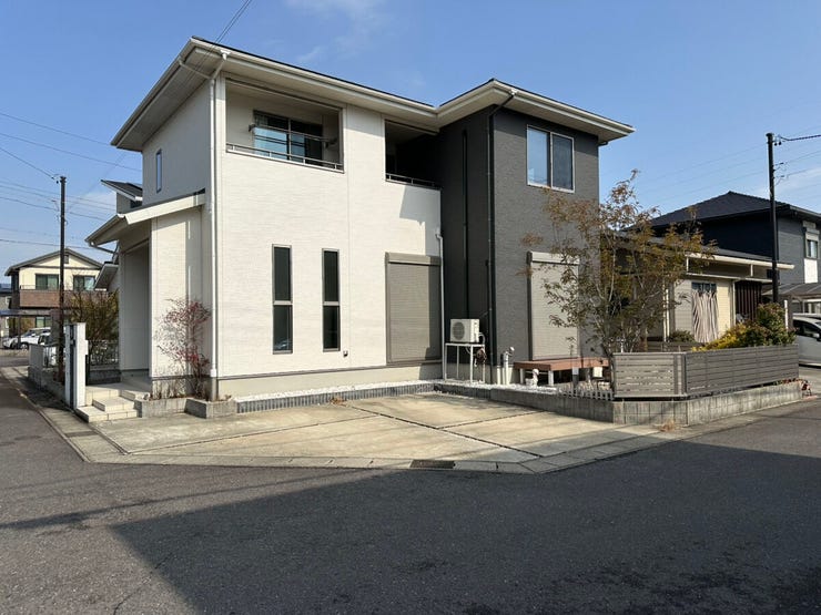 【外観】
南西角地で陽当たり良好です。