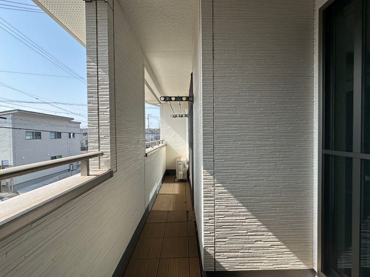 2階洋室8畳へ繋がるバルコニー。