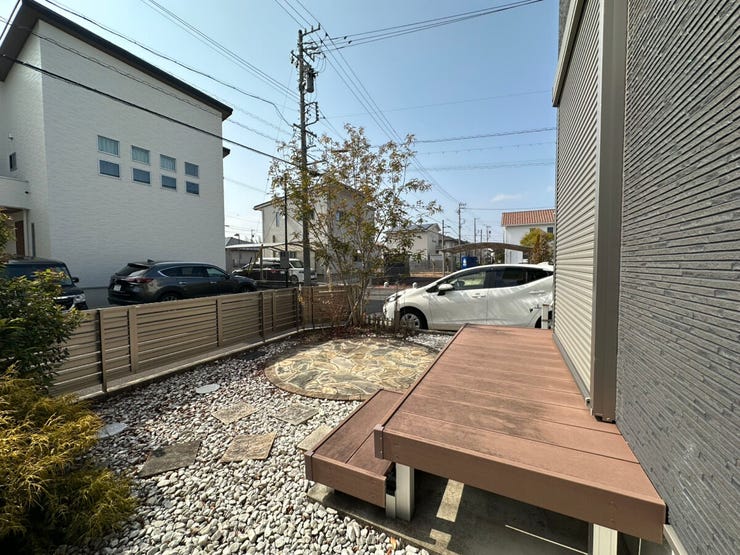 陽当たり良好なウッドデッキスペース。