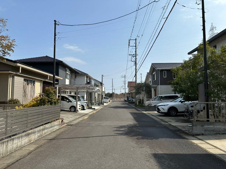 南側前面道路です。幅員約6.0mございます。