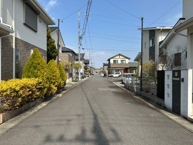 西側前面道路です。幅員約6.0mございます。