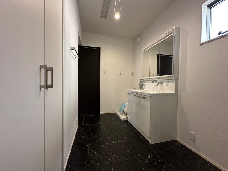 廊下からもキッチンからもアクセス可能です。