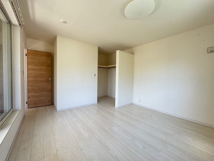 WIC付きのお部屋です!バルコニーにも面しており主寝室に最適です♪