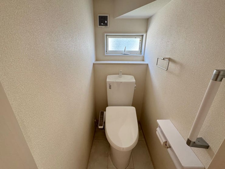 小窓付きで明るく換気もしやすいトイレです!棚スペースが設けられており、トイレットペーパーや小物類の置き場にも便利です♪