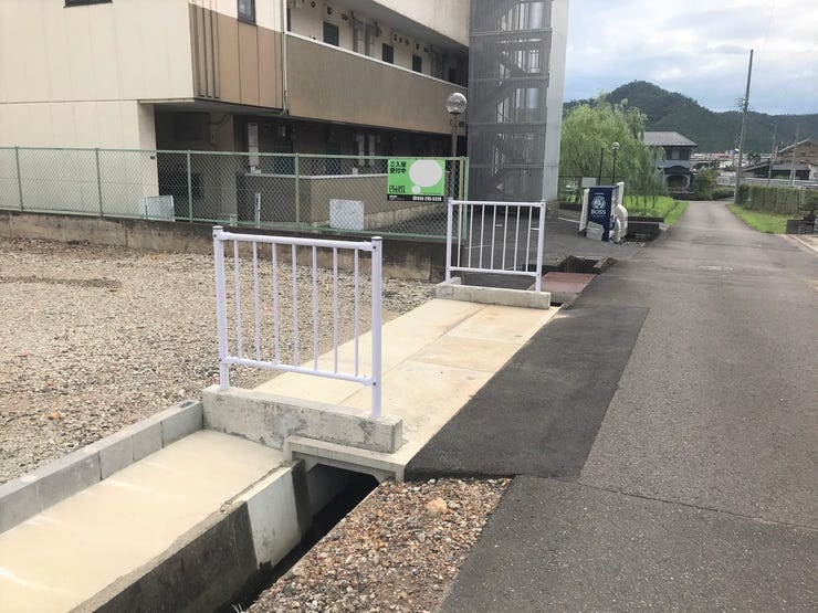 隣の土地です