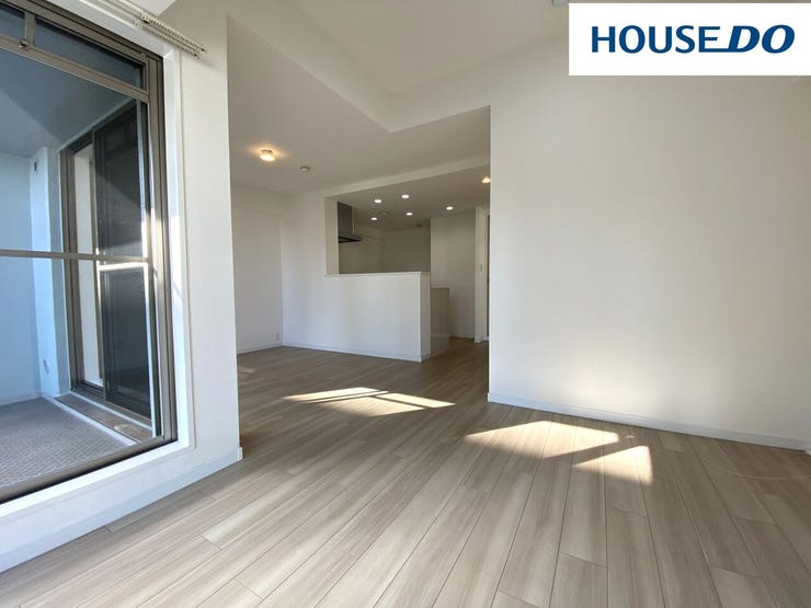 約14.3帖広々LDKはナチュラルスタイル♪ソファは茶系や緑系やアイボリーなどアースカラーにするとよりナチュラルに☆植物の緑とも相性が良い☆2021年10月クロス・フローリング張替え、建具新調☆