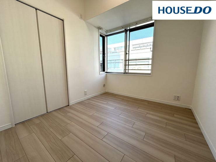 約4帖洋室はリビングを通らずに個室へ行けるためプライバシーが保たれやすく来客時も安心♪クローゼット付でお部屋すっきり☆採光良好で開放感のあるコーナー窓☆2021年10月クロス・フローリング張替え☆