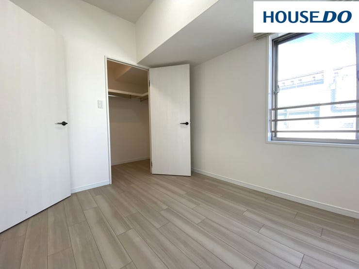 約5帖洋室はリビングから直接各居室に入る間取りで、居室に出入りするときにリビングを通るので自然と顔を合わせる機会が増えます♪ウォークインクローゼット付☆採光良好で開放感のあるコーナー窓☆