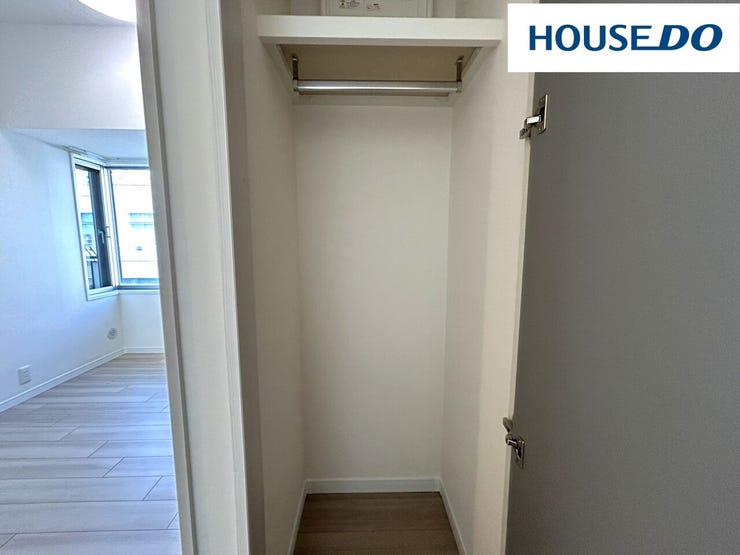 廊下にあるクローゼット♪アウターを収納しておくと、帰宅時アウターについた外からのウイルスや花粉をリビングや寝室に持ち込ませないので安心☆