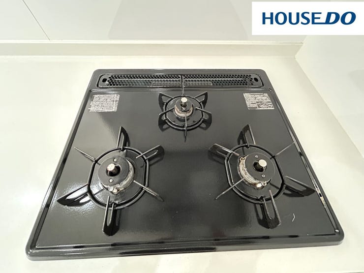 消し忘れや煮こぼれなどのうっかりミスを防いでくれる、賢いSIセンサーコンロ♪たくさん調理するときに便利な3口コンロなので急なお客様や急いでいるときにも役立ちます☆2021年10月システムキッチン新調☆