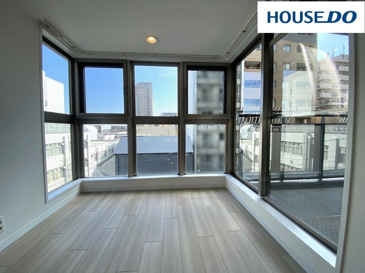 約14.3帖LDKにある採光良好で開放感のあるコーナー窓♪部屋のアクセントにもなります☆