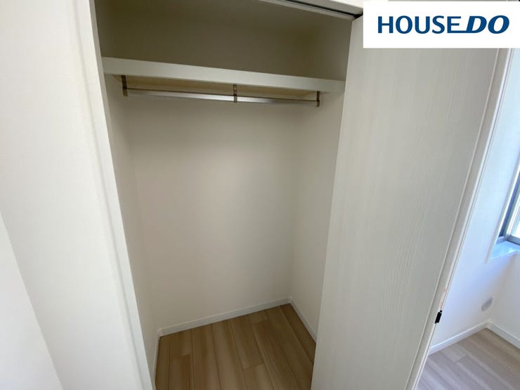 約4帖洋室にあるクローゼット♪上部棚は頻繁に使わないものを収納しておくと便利☆取っ手付のボックスを置くと取り出しやすい☆