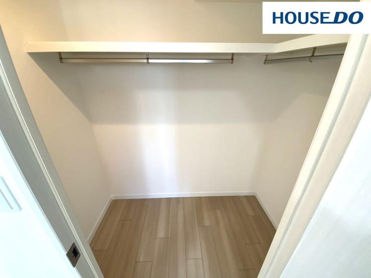 約5帖洋室にあるウォークインクローゼット♪上部棚は頻繁に使わないものを収納しておくと便利☆取っ手付のボックスを置くと取り出しやすい☆足元には引き出しや衣装箱なども収納することができます☆